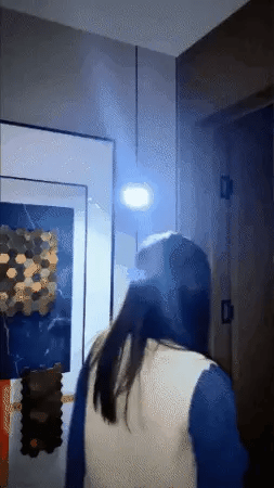El foco se enciende cuando una persona se acerca a la puerta de noche